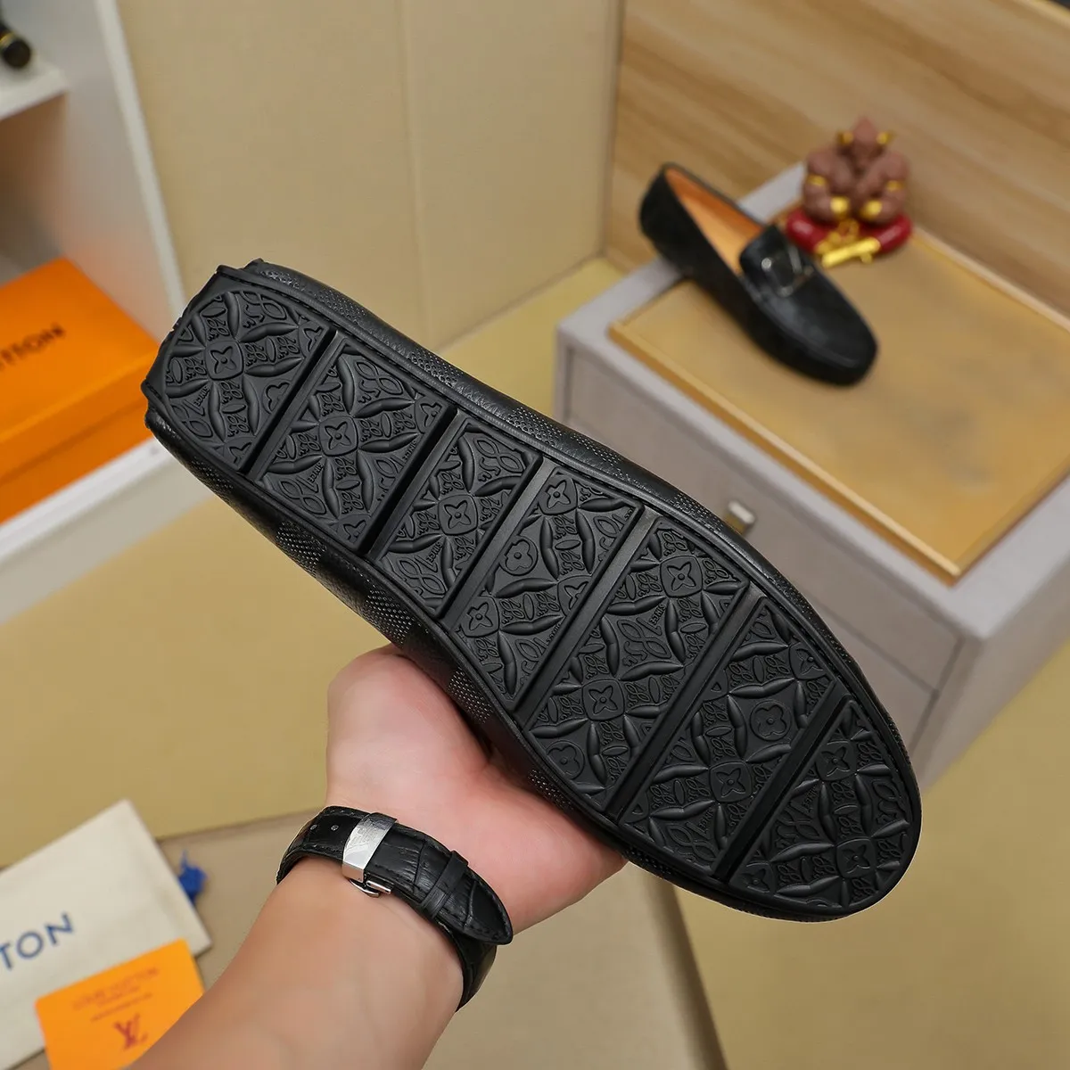 Men's shoes 💰360 💰 LV Louis Vuitton's top-quality Peaches men's shoes 💯Original copy of the official website, the upper is made of imported official website 1:1 material ❌Italian 🇮🇹 cowhide surface, imported pigskin lining. It’s definitely not made with ordinary craftsmanship, it’s the model used by celebrities! The factory’s craftsmanship is designed to create the most perfect shoes for trendy men! Colors available! 38-44 yards